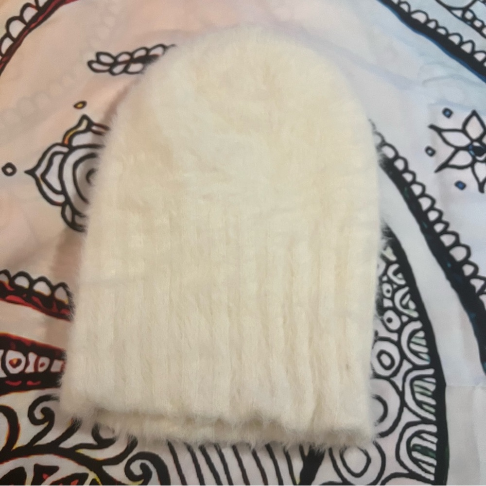 New without tags Free People Head In the Clouds Fuzzy Beanie hat White OS.